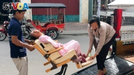 Reaksmey Mary and her mother Khem Vy took mobilituk, a tuk tuk designed for disabled person in Phnom Penh on December 21, 2016. (Hean Socheata/ VOA Khmer)