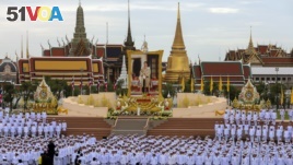 Thai officials pay respect next to a picture of Thailand's King Maha Vajiralongkorn outside the Grand Palace in Bangkok, Thailand, July 28, 2019. Picture taken July 28, 2019. REUTERS/Athit Perawongmetha