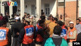 Emergency workers at Bacha Khan University in Charsadda, Pakistan, Jan. 20, 2016. (Photo: N. Takar / VOA Deewa) 