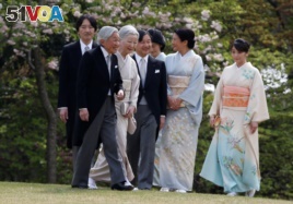 Japan's Emperor Akihito, flanked by Empress Michiko, leads his royal family members Crown Prince Naruhito (C), Crown Princess Masako (2nd R), Prince Akishino (L), Princess Kiko (3rd R) and their daughter Princess Mako to greet guests.