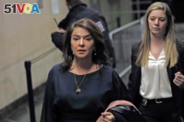 Actress Annabella Sciorra, left, leaves Manhattan Criminal Court after appearing at Harvey Weinstein's rape and sexual assault trial, Thursday, Jan. 23, 2020, in New York. (AP Photo/Kathy Willens)