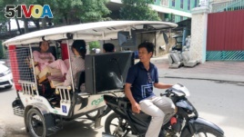 A mobilituk driver Ker Sarout in Phnom Penh on December 20, 2016. (Hean Socheata/ VOA Khmer)