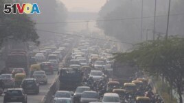 Commuters drive amidst morning haze and toxic smog in New Delhi, India, Wednesday, Nov. 17, 2021. (AP Photo/Manish Swarup)
