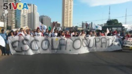 Students marching in the Brazilian state of Mato Grosso demand that a parliamentary commission of inquiry investigate alleged misappropriation and embezzlement of funds for education programs. (Photo – courtesy of Juarez Fran<I>&#</i>231;a)