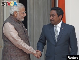 Indian leader Narendra Modi (L) shakes hands with Maldivian leader Abdulla Yameen in New Delhi last year.