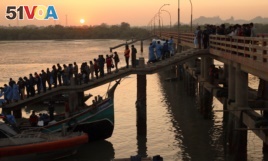 Rescuers return one of 15 bodies recovered from the Bay of Bengal after a boat filled with Rohingya refugees sank of the coast of Bangladesh Feb. 11, 2020. (Hai Do/VOA)