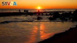The sun rises over the Atlantic Ocean at Cape Henlopen State Park in Delaware, USA on Jan. 1, 2020. (Hai Do/VOA)