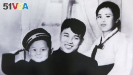 A picture of North Korean founder Kim Il-sung (C), his first wife Kim Jong-suk (R) and his son Kim Jong-il, is displayed at the Unification Hall at the West Seoul Life Science High School in Seoul July 17, 2009. (REUTERS)