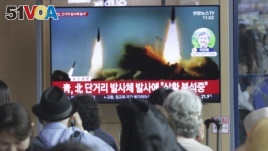 2019年5月4日，韩国首尔火车站，人们观看电视播放朝鲜射弹的新闻。