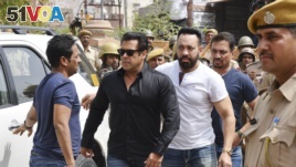 Bollywood star Salman Khan, second left, arrives for court in Jodhpur, Rajasthan state, India, April 5, 2018. Khan was convicted Thursday of poaching rare deer in a wildlife preserve two decades ago and could face up to six years in prison. 