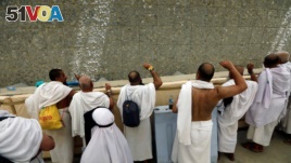 Muslim pilgrims throw stones at a wall that symbolizes Satan during the annual haj pilgrimage in Saudi Arabia, Aug. 21, 2018. (REUTERS/Zohra Bensemra )