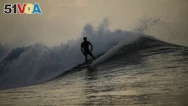 Tahitian-born surfer Kauli Vaast rides a wave in Teahupo'o, Tahiti, French Polynesia, Sunday, Jan. 13, 2024. (AP Photo/Daniel Cole)
