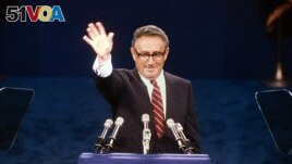 FILE - Former US Secretary of State Henry Kissinger waves at delegates during the Republican convention on July 17, 1980 in Detroit. (AFP Photo)
