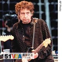Bob Dylan plays his Fender Stratocaster guitar in London's Hyde Park in June 1996 
