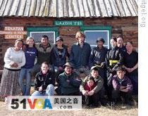 Tsaatan volunteers and members of the Itgel Foundation in front of the community and visitor center