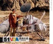 Carl Sagan with a model of NASA's Viking spacecraft