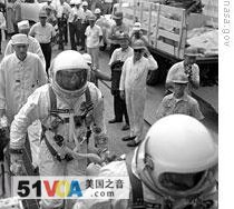 Charles Conrad and Gordon Cooper walk to the Gemini 5 launch pad