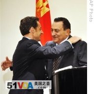 Egyptian President Hosni Mubarak, right, hugs his French counterpart Nicolas Sarkozy at the end of a press conference in Sharm el-Sheik, Egypt, 06 Jan 2009