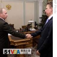Russian PM Vladimir Putin, left, and Gazprom CEO Alexei Miller, right, shake hands during their meeting in the Novo-Ogaryovo residence outside Moscow, 05 Jan 2009