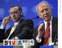 Turkish PM Recep Tayyip Erdogan, left, and Israeli President Shimon Peres during a plenary session on Middle East Peace at  Annual Meeting of World Economic Forum in Davos, Switzerland, 29 Jan. 2009