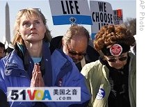 Abortion opponents pray at a rally on the National Mall in Washington DC,  before marching to the Supreme Court to mark anniversary of Roe v. Wade, 22 Jan. 2009