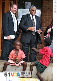 US Envoy Tours Zimbabwe Clinic to Assess Cholera Epidemic