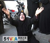 A Palestinian woman reacts outside Shifa hospital in Gaza City, 06 Jan 2009