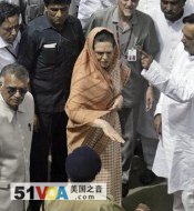 India's ruling United Progressive Alliance Chairperson and Congress party President Sonia Gandhi, center, and Home Minister Shivraj Patil (l) inspect a blast site in Jaipur, 15 May 2008