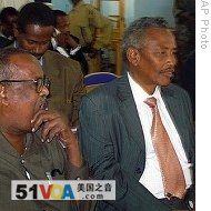 Abdirahman Mohamed Farole (r) sits beside outgoing president Muse (l) in Bossaso, Puntland, 08 Jan 2009 