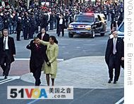 Barack and Michelle Obama walk at the head of the inaugural parade in Washington, 20 Jan 2009