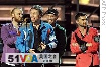 Coldplay lead singer Chris Martin makes acceptance speech, surrounded by band members at 51st annual Grammy Awards in Los Angeles, 08 Feb 2009