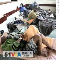 Cholera patients lie in beds in Budiriro clinic in Harare, Zimbabwe, 29 Jan 2009