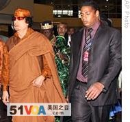 Libyan leader Moammar Gadhafi (L), escorted by bodyguard (R), arrives at the AU meeting in Addis Ababa, 01 Feb 2009