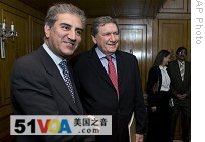 U.S. Special Representative to Pakistan and Afghanistan Richard Holbrooke shakes hands with Pakistani Foreign Minister Shah Mahmood Qureshi, left, Islamabad 10 Feb. 2009