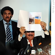 Rahman Malik, Pakistan's interior ministry chief, shows a picture of a boat used in Mumbai attack during a press conference in Islamabad, 12 Feb 2009