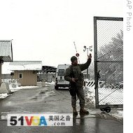 US soldiers open gates of military base located within Manas civilian airport, near Kyrgyzstan's capital Bishkek, 04 Feb 2009