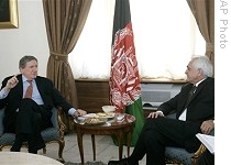 US special representative Richard Holbrooke (l) gestures during meeting with Afghan Foreign Minister Rangin Dadfar Sapanta in Kabul, 14 Feb 2009