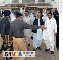 Arrested Pakistani protesters shout anti-government slogans at a district jail in Multan, 13 Mar 2009