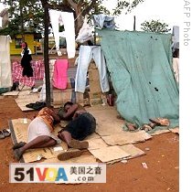 Zimbabweans rest in there makeshift homes at show grounds in Musina, 17 Dec 2008 
