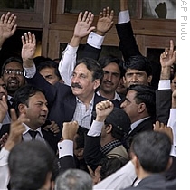 Pakistan's deposed Chief Justice Iftikhar Mohammed Chaudhry, center, is greeted by lawyers after the government announced to reinstate him at his residence in Islamabad, Pakistan, 16 Mar 2009