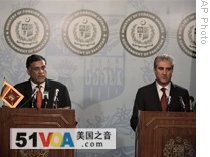 Sri Lankan Foreign Minister Rohitha Bogollagama (l) and his Pakistani counterpart Shah Mehmood Qureshi during their joint press conference in Islamabad, Pakistan, 04 Mar 2009