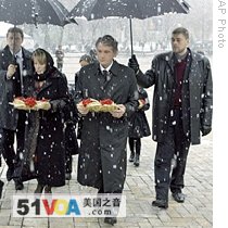 Ukraine's President Viktor Yushchenko, centre left, and his wife Kateryna lay flowers at the monument to victims of the Soviet- era famine during a commemorative ceremony in Kyiv, 22 Nov 2008