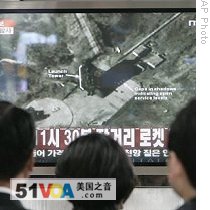 South Koreans watch a TV news program on North Korea's rocket launch at a train station in Seoul, 05 Apr 2009