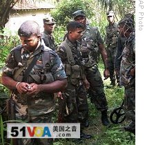Sri Lankan government soldiers conduct a search operation in the area where a group of ethnic Sinhalese farmers were allegedly hacked to death by suspected Tamil Tiger rebels in Buttala, Sri Lanka, 13 Apr 2009