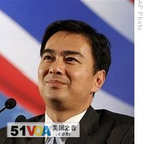 Thailand's PM Abhisit Vejjajiva smiles during press conference at his office in Bangkok, Thailand, 16 Apr 2009