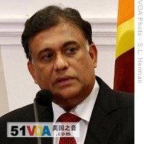 Sri Lanka Foreign Minister Rohitha Bogollagamaspeaking to reporters in Colombo, 29 Aor 2009
