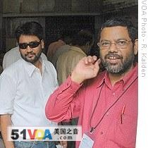 Dental surgeon Minhaj Uddin Ahmed, right, enters polling station in Hyderabad, 16 Apr 2009