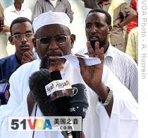 Sheikh Hassan Dahir Aweys talks to supporters in Mogadishu, 24 Apr 2009