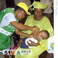 A health official administers a polio vaccine to a child at Lagos City Hall Health Centre (File)