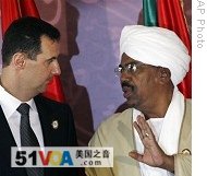 Sudanese President Omar al-Bashir (right) talks to his Syrian counterpart Bashar Assad during the Arab summit in Doha, Qatar, 30 Mar 2009